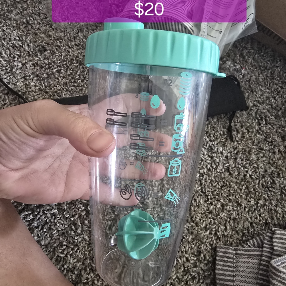 Pampered Chef Aqua Mixing Cup